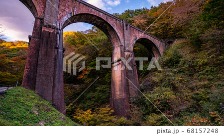 碓氷第三橋梁 めがね橋の紅葉 碓氷第三橋梁 めがね橋の紅葉 68157248