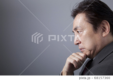 考え事する男性社長 考え事する男性社長 68157360