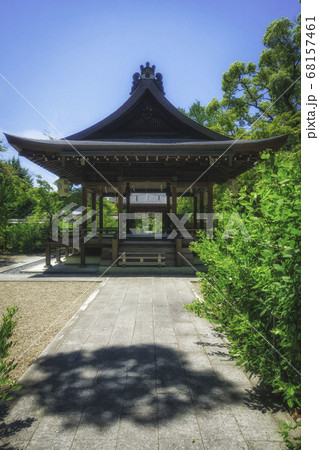 京都、梨木神社の拝殿と新緑の風景です 68157461