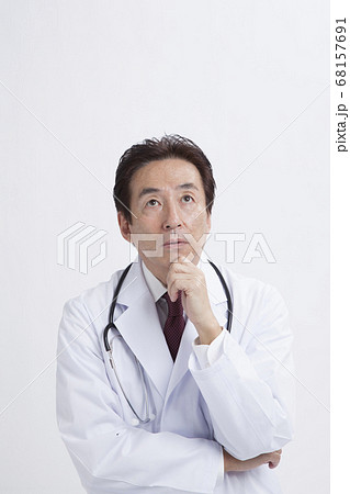悩む男性医師 悩む男性医師 68157691