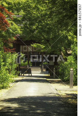初夏の京都、梨木神社の参道から見える神門、拝殿、本殿の風景	 68157837