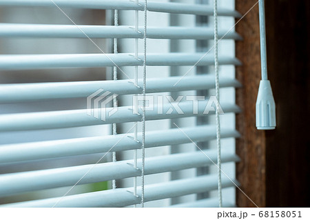 ブラインドと窓	 68158051