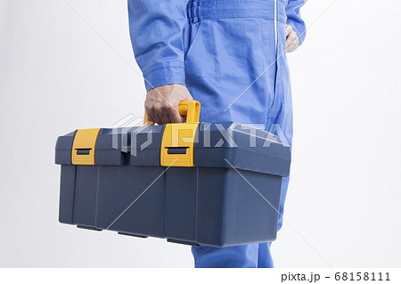 工具箱を持つ整備士 工具箱を持つ整備士 68158111
