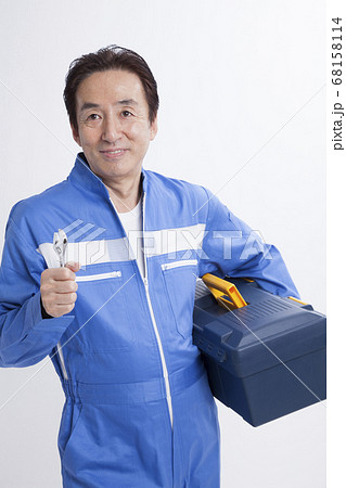工具箱を持つ整備士 68158114