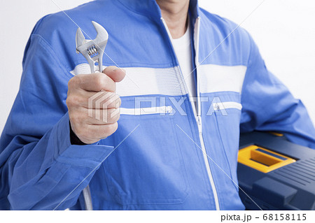工具を持つ整備士 68158115