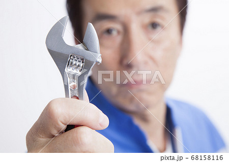 レンチを持つ整備士 68158116