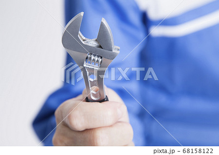 工具を持つ整備士 68158122