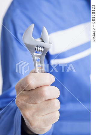 工具を持つ整備士 68158123