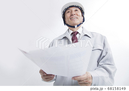 資料を見る現場責任者 68158149