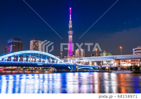 東京都 スカイツリーと駒形橋のライトアップの写真素材