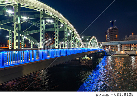 東京都 厩橋のライトアップ 隅田川の写真素材