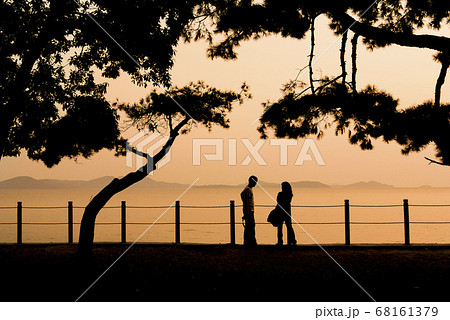 人物 夕暮れ 夕焼け 68161379