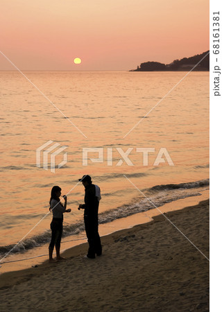 人物 夕暮れ 浜 68161381