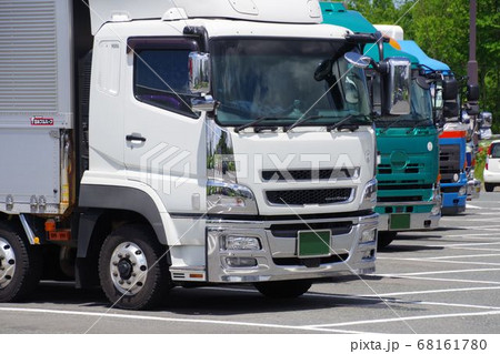 物流イメージ　パーキングで休むトラック 68161780