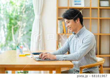 テレワークのミドルの男性 テレワークのミドルの男性 68161967