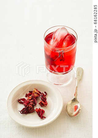 冷たいハイビスカスティーとハイビスカス花びら、氷 ローゼル、ビンテージスプーン 冷たいハイビスカスティーとハイビスカス花びら、氷 ローゼル、ビンテージスプーン 68162285