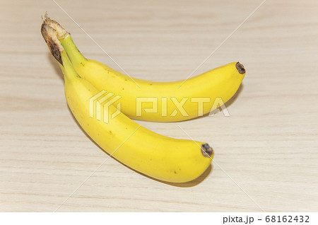 木目のテーブルの上にバナナが置いてある 木目のテーブルの上にバナナが置いてある 68162432