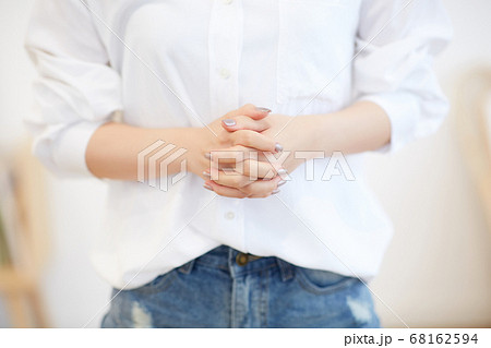 手 両手 女性 68162594