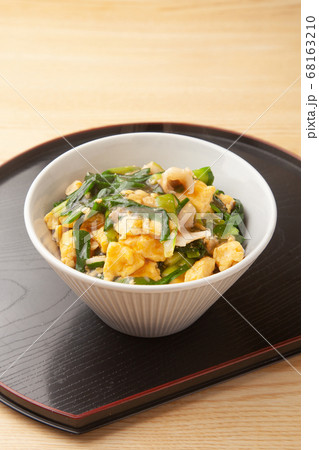ニラ玉丼 ニラ玉丼 68163210