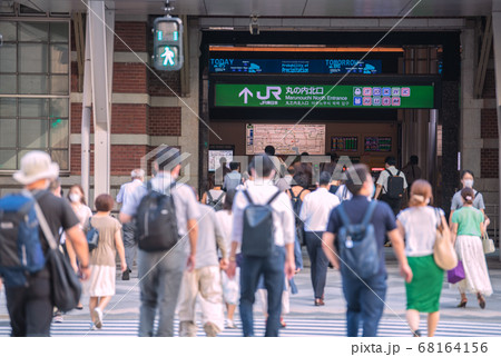 日本の東京都市景観 東京駅・人混み・マスク姿=8月5日 日本の東京都市景観 東京駅・人混み・マスク姿=8月5日 68164156