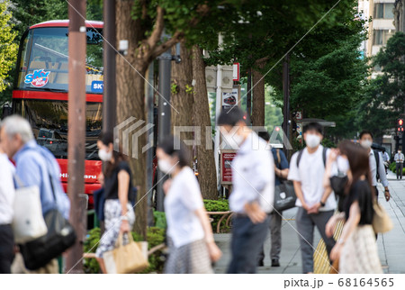 日本の東京都市景観 横断歩道を渡るマスク姿の人たち(左側はJPタワーや東京駅、右側に三菱ビル)=5日 日本の東京都市景観 横断歩道を渡るマスク姿の人たち(左側はJPタワーや東京駅、右側に三菱ビル)=5日 68164565