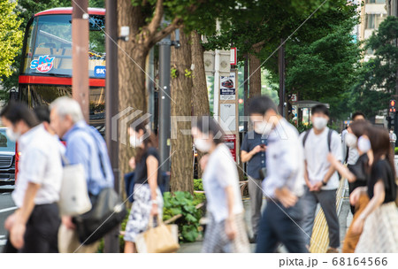 日本の東京都市景観 横断歩道を渡るマスク姿の人たち(左側はJPタワーや東京駅、右側に三菱ビル)=5日 日本の東京都市景観 横断歩道を渡るマスク姿の人たち(左側はJPタワーや東京駅、右側に三菱ビル)=5日 68164566