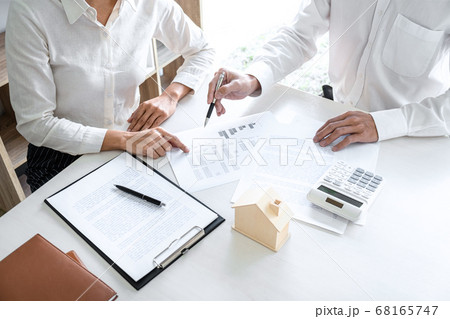 Real estate broker agent presenting and consult to Real estate broker agent presenting and consult to 68165747