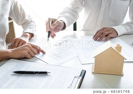 Real estate broker agent presenting and consult to 68165748