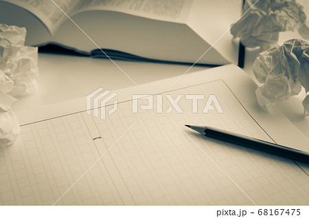 原稿用紙と辞書　執筆 68167475
