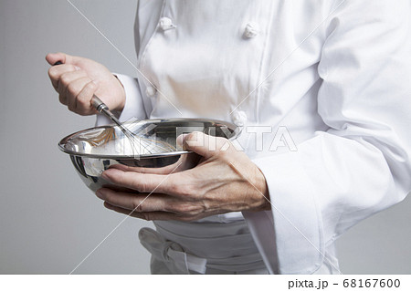 調理するコック 68167600