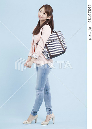笑顔の女子大学生 笑顔の女子大学生 68167846