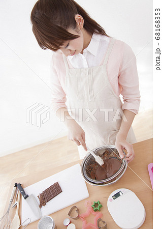 お菓子作りをする女性 68168353