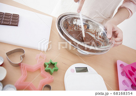 お菓子作りをする女性 68168354