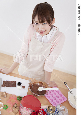 お菓子作りをする女性 68168367