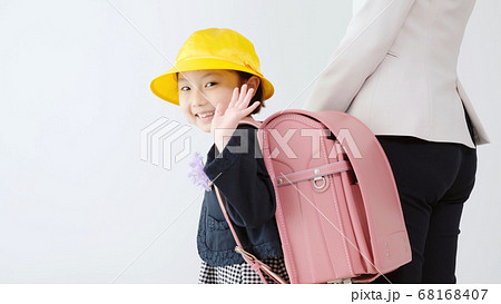 お母さんと学校に向かう女の子 68168407