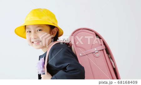 ランドセルを背負った笑顔の女の子 ランドセルを背負った笑顔の女の子 68168409