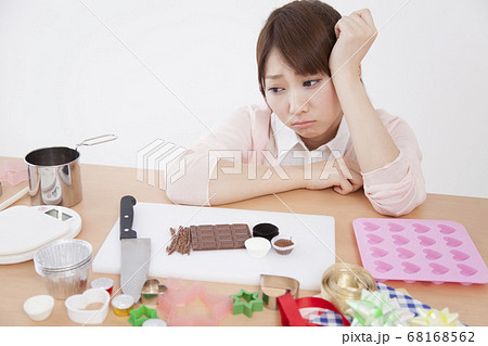 お菓子作りに悩む女性 68168562