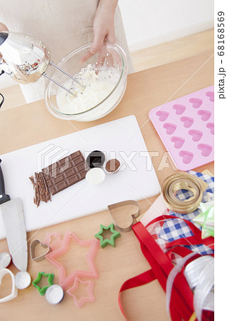 手作りチョコを作る女性 手作りチョコを作る女性 68168569