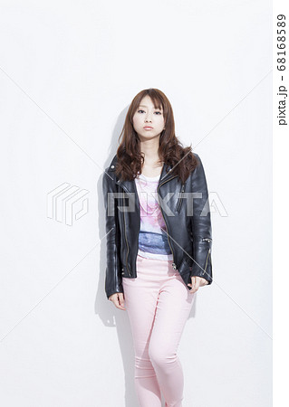 ロックスタイルの女性 ロックスタイルの女性 68168589