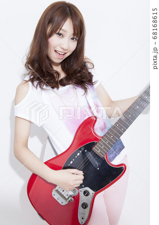 ギターを演奏する女性の写真素材