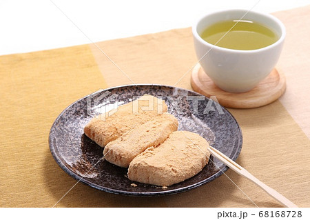 安倍川餅 きな粉餅 お茶 茶菓子の写真素材