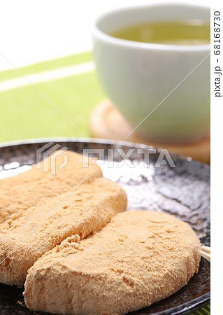 安倍川餅 きな粉餅 お茶 茶菓子の写真素材