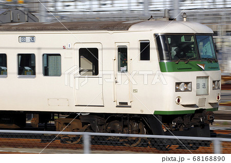 田町センター内を動く185系電車 流し撮り の写真素材