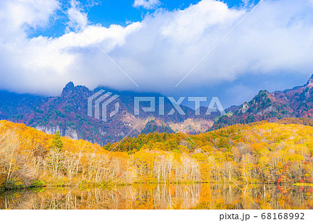 秋の戸隠高原鏡池 長野県 の写真素材