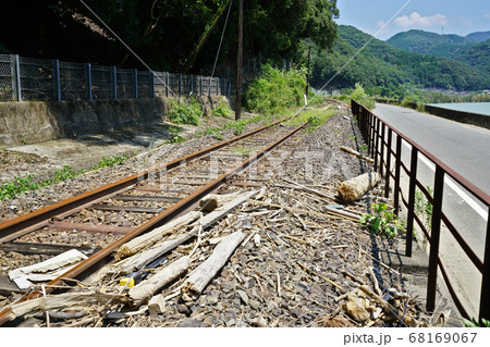 令和2年7月豪雨後の熊本県の球磨川、球磨川沿いを走る肥薩線線路の風景 ...