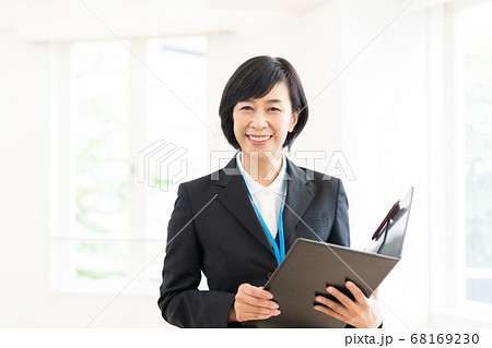 施設の案内をするスーツ姿のミドル女性 68169230