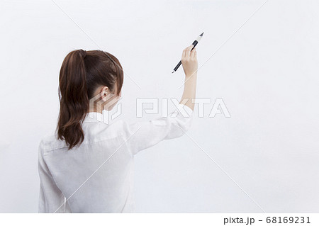 書道をする女性 書道をする女性 68169231