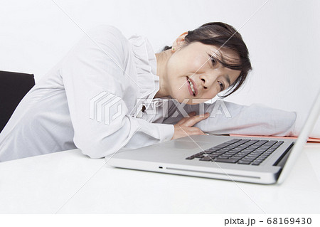 悩むビジネスウーマン 68169430