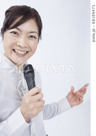 講演する女性講師 講演する女性講師 68169471