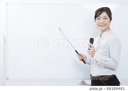 講演する女性講師 68169481